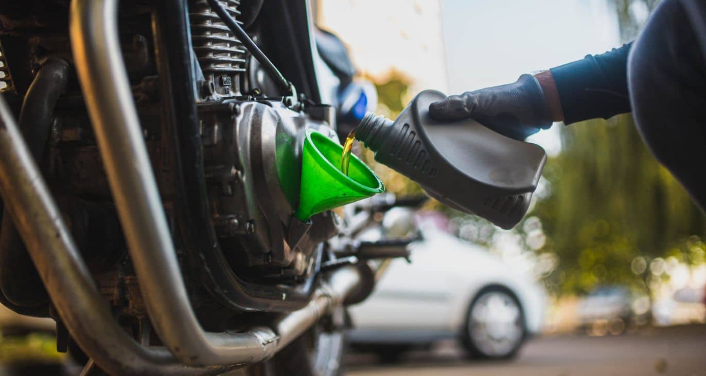 ¿Cada cuánto se cambia el aceite de una moto?