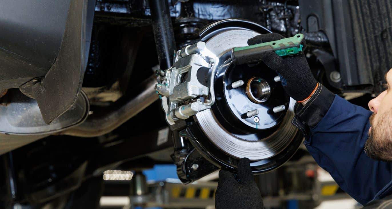 ¿Cómo funciona el sistema de frenos y por qué es importante?