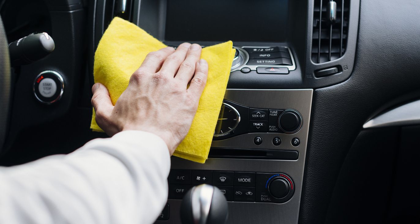 ¿Cómo limpiar el tablero de un auto? Tips claves